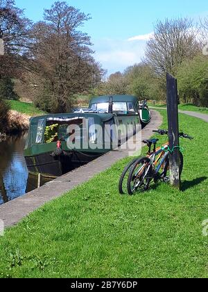 Der Leeds Liverpool Canal bei Salterforth in der schönen Landschaft an der Grenze zu Lancashire Yorkshire in Nordengland Stockfoto