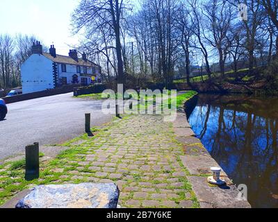 Der Leeds Liverpool Canal bei Salterforth in der schönen Landschaft an der Grenze zu Lancashire Yorkshire in Nordengland Stockfoto