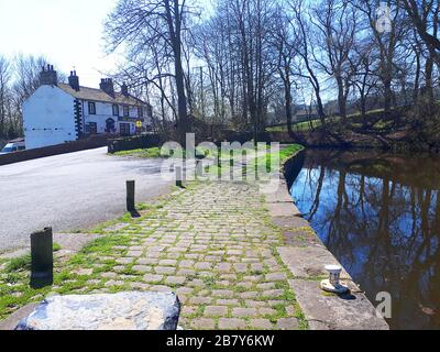 Der Leeds Liverpool Canal bei Salterforth in der schönen Landschaft an der Grenze zu Lancashire Yorkshire in Nordengland Stockfoto