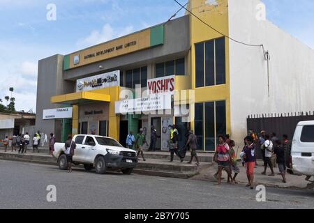 dh WEWAK PAPUA-NEUGUINEA Hauptstraßen-Geschäfte Stockfoto