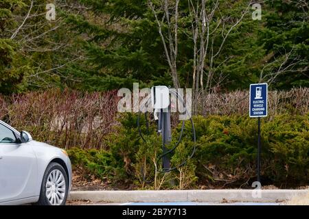 Ladestation für Elektrofahrzeuge für Tesla-Autos durch Leviton in Toronto, Kanada, wieder aufladen Stockfoto