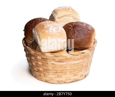 Gruppe mini Brötchen im Weidenkorb isoliert auf einem weißen Stockfoto