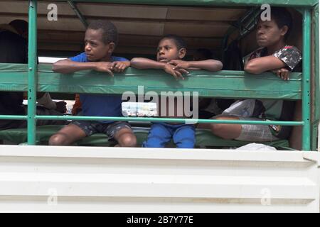 dh WEWAK PAPUA NEW GUINEA Lastwagenfahrer im Fahrzeug Einheimischer Stockfoto