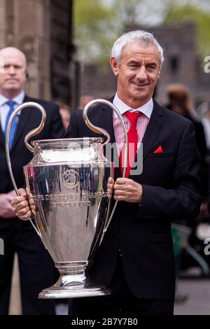 Ian Rush mit der Champions League Trophäe. Die UEFA Champions League Trophäe kommt am 21. April 2017 in Cardiff Castle an. Stockfoto