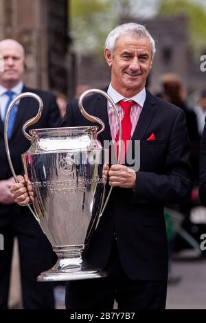 Ian Rush mit der Champions League Trophäe. Die UEFA Champions League Trophäe kommt am 21. April 2017 in Cardiff Castle an. Stockfoto