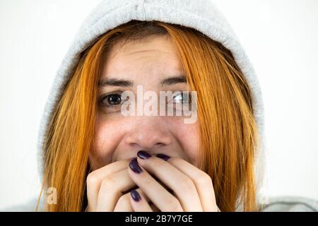 Nahaufnahme des Porträts der verängstigte junge Rothirscherin mit warmem Kapuzenpullover. Stockfoto