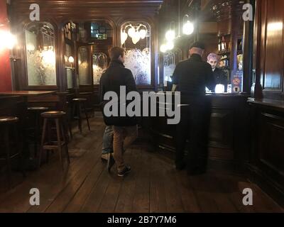 Der "Duke of Argyll Pub", der leer in Soho, London, aussehend war, nachdem NHS England bekannt gab, dass die Todesrate von Coronavirus in Großbritannien 104 erreicht hatte. Stockfoto