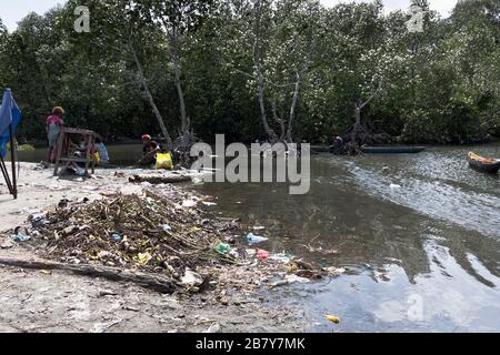 dh WEWAK PAPUA-NEUGUINEA Müllabfuhr am Ufer Lagune Küste Meer Plastik Stockfoto