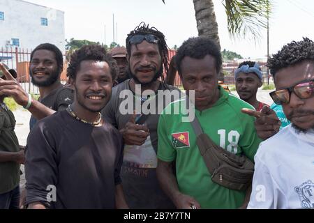 dh WEWAK PAPUA-NEUGUINEA Lokales Männer glücklich lächelnde Menschen Stockfoto