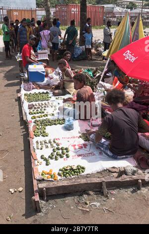 dh WEWAK PAPUA-NEUGUINEA Handelsunternehmen mit Betel-Nuss-Display in lokalen Marktleuten Stockfoto