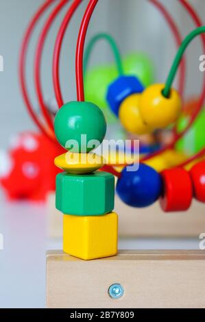 Vertikale Aufnahme eines bunten Spielzeug für Kinder gemacht auf Eine kleine Holzkonstruktion Stockfoto