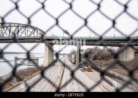 Buffalo, New York, USA. März 2020. Die USA und Kanada haben die Grenze zu allen nicht notwendigen Reisen geschlossen, die aus Covid-19-Reisen kommen. Die 5.500 Meilen lange Grenze wurde im gegenseitigen Einvernehmen zwischen den beiden Regierungen geschlossen. Die Peace Bridge zwischen Buffalo, NY und Fort Erie, Ontario hatte 2019 5.105.882 Brückenübergänge. Credit: Brendan Bannon/ZUMA Wire/Alamy Live News Stockfoto