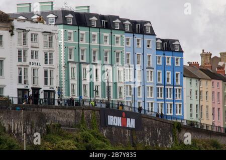 Ein Blick entlang des Tenby North Beach vor dem Ironman Wales Triathlon 2017. Stockfoto