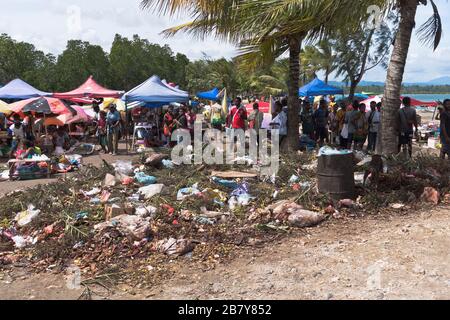 dh WEWAK PAPUA-NEUGUINEA Müll neben den örtlichen Marktleuten Stockfoto