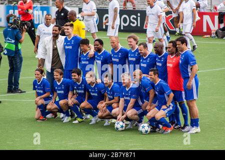 Die UEFA Legends stehen vor dem Spiel an. UEFA Champions Festival in Cardiff Bay am 2. Juni 2017. Stockfoto
