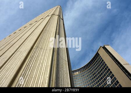 Die Toronto City Hall ist eines der bekanntesten Wahrzeichen Torontos in unmittelbarer Nähe. Kanada Stockfoto