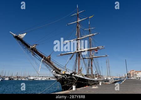 Die Segelyacht Morgenster Tall war im Centre Nautique - französische Segelschule in Cap d'Agde, Frankreich, vermocht Stockfoto