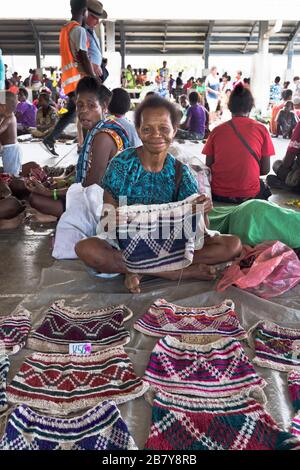 dh WEWAK PAPUA-NEUGUINEA Einheimische Handelsverkäuferin zeigt ihre handgefertigte Tasche am Marktstand People indonesia Portrait Stockfoto