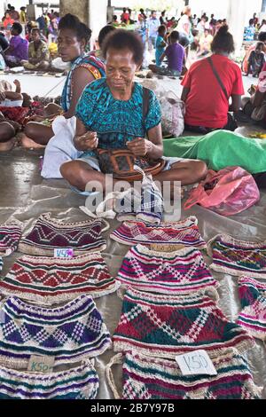 dh WEWAK PAPUA NEW GUINEA Händler vor Ort, der handgefertigte Tüte am Marktstand anfertigte Stockfoto