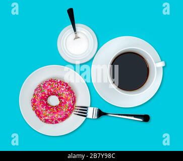 Bunte Holey Donut Kuchen mit rosafarbener Glasur auf weißem Teller und Tasse Kaffee, Zuckerschüssel auf türkisblauem Hintergrund. Fotografiert von oben. Isoliert Stockfoto