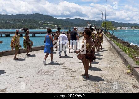 dh Port Kreuzfahrtschiff willkommen WEWAK PAPUA-NEUGUINEA Passagiertouristen erhalten traditionelle PNG-einheimische willkommen Tourismus Menschen Stockfoto