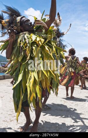 dh Port Kreuzfahrtschiff willkommen WEWAK PAPUA-NEUGUINEA traditionelle PNG-Tänzerinnen gekleidet als Bird of Paradise einladende Menschen Stockfoto