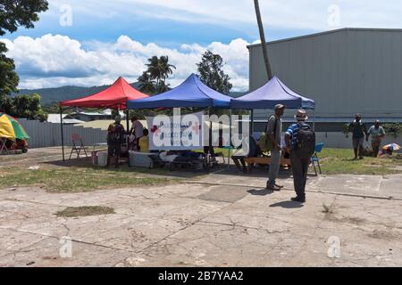 dh WEWAK PAPUA-NEUGUINEA Rotkreuz-Bluttransfusionszelt, das Spenderleute nimmt Stockfoto