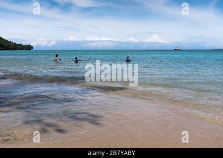dh WEWAK PAPUA-NEUGUINEA einheimische Familienangehörige mit Angelruten am Strand Stockfoto