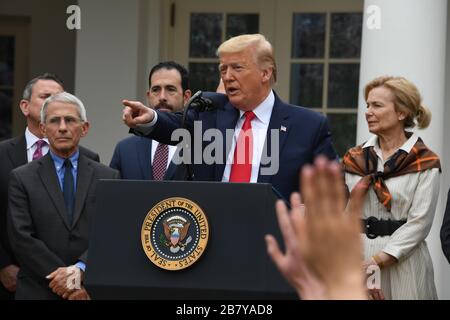 Washington, District of Columbia, USA. März 2020. Präsident Donald Trump nimmt während einer Pressekonferenz im Rosengarten des Weißen Hauses Fragen aus den Medien auf. Der Präsident gab bekannt, dass er wegen der Bedrohung durch das Coronavirus einen Ausnahmezustand für die Nation erklärt. Credit: Christy Bowe/ZUMA Wire/Alamy Live News Stockfoto