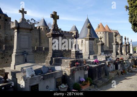 Carcassonne Friedhof neben der mittelalterlichen Stadt Carcassonne im Departement Aude, in der Region Occitanie. Stockfoto