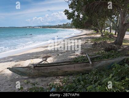 dh Beach PNG WEWAK PAPUA NEUGUINEA verlassene lokale einheimische Kanu Boot an der Küste Stockfoto