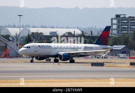 Portland, OR/USA - ca. 2018: Delta Airlines Airbus A320 taxiert bis zum Ende der Landebahn zum Abflug vom Portland International Airport (PDX). Stockfoto