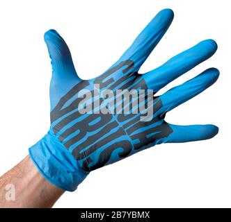 Ein Arzt, eine Krankenschwester oder ein anderer Gesundheitsfachmann, der einen medizinischen Handschuh mit dem Word Coronavirus trägt Stockfoto