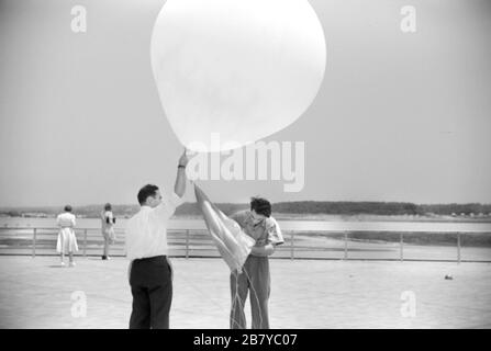 Zwei Männer, die sich darauf vorbereiten, Weather Balloon im Weather Bureau am Flughafen, Washington, D.C., USA, Jack Delano für US Office of war Information, Juli 1941 zu senden Stockfoto