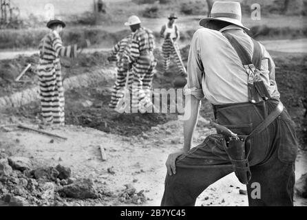 Wache beobachtet Sträflinge, die auf Road, Oglethorpe County, Georgia, Jack Delano für US Office of war Information, Mai 1941 arbeiten Stockfoto