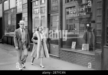 Ein Paar, das auf dem Bürgersteig, Chicago, Illinois, USA, John Vachon für die U.S. Farm Security Administration, Oktober 1940 lief Stockfoto