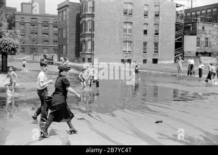Straßenszene, Kinder kühlten sich im Wasser von Brandhydranten, Chicago, Illinois, USA, John Vachon für Farm Security Administration, Juli 1941 ab Stockfoto
