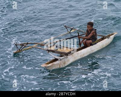 dh Native Kanu Ausleger MADANG PAPUA NEUGUINEA Lokale lächelnde junge Boot in Boot Kanus png Kanufahren Stockfoto