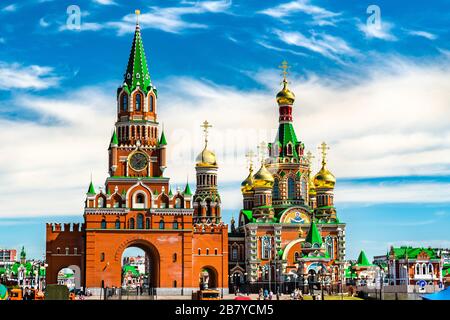 Blagoweschtschenskaja-Turm und Marienkathedrale in Yoshkar-Ola, Russland Stockfoto