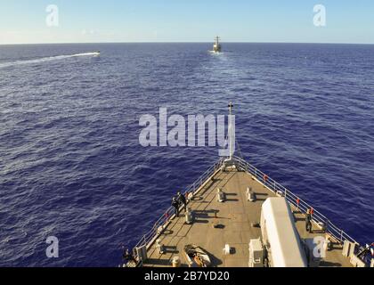 PHILIPPINISCHE SEE (15. März 2020) Arleigh Burke - Klasse - Lenkflugkörperzerstörer USS Barry (DDG 52) und ein US-Mark VI-Patrouillenboot segeln in der philippinischen See, wie es vom Docklandungsschiff USS Germantown (LSD 42) aus der Whidgeby-Island-Klasse zu sehen ist. Germantown, Teil der America Expeditionary Strike Group, 31. Marine Expeditionary Unit Team, ist im 7. US-Flottengebiet tätig, um die Interoperabilität mit Verbündeten und Partnern zu verbessern und dient als einsatzbereite Einsatzkräfte zur Verteidigung von Frieden und Stabilität in der Region Indopazifik. (USA Navy Foto von Mass Communication Specialist 1st Class Toni Burton) Stockfoto