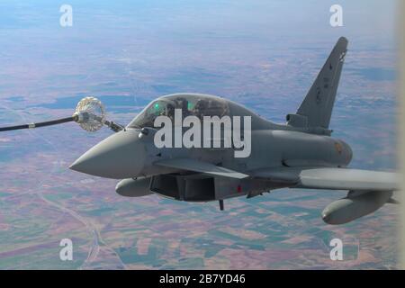 Ein spanischer Eurofighter Taifun der Luftwaffe mit dem 11. Flügel erhält Treibstoff von einem US-Marinekorps KC-130J mit Special Purpose Marine Air-Ground Task Force-Crisis Response-Afrika 20.1, Marine Forces Europe und Africa im Rahmen einer bilateralen Luftbetankungsveranstaltung mit festem Flügel in der Nähe der Luftbasis Morón, Spanien, am 10. März 2020. Das Luftfahrt-Kampfelement probt Luftbetankung, um die Leistungsfähigkeit zu erhalten und die operative Reichweite unterstützter Flugzeuge zu erhöhen. SPMAGTF-CR-AF wird eingesetzt, um Krisenreaktionen und Sicherheitsoperationen in Afrika durchzuführen und die regionale Stabilität durch Co zu fördern Stockfoto