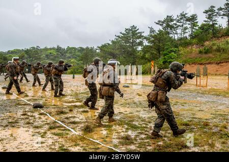 U.S. Marines with 1st Battalion, 6th Marine Regiment, führen Marksmanship Drills auf Camp Schwab, Okinawa, Japan, 13. März 2020 durch. Eine der Bohrer, die Marines nutzen, um ihre Letalität aufrechtzuerhalten, beinhaltet das Abschuss in engen Bereichen sowie allmähliche Bewegungen in Richtung eines Ziels, um das Schließen mit dem Feind zu simulieren. Diese Übung wird von einer aktivierten Reserveeinheit ausgeführt, die derzeit im Rahmen des Einsatzprogramms der Einheit der 3rd Marine Division zugeordnet ist. (USA Foto des Marine Corps von Lance CPL. Ujian Gosun) Stockfoto