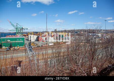 18. März 2020 - Halifax, Nova Scotia: Nur sehr wenige Autos auf der Straße während der Coronavirus Pandemie in Halifax in der Nähe von Fairview Container Pier Stockfoto