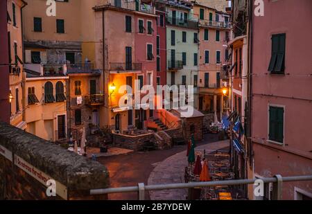 Am frühen Morgen Blick auf die Hauptstraße in Vernazza, Italien, auf die Cinque Terre. Stockfoto
