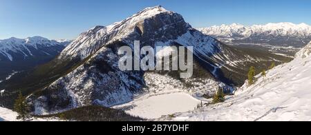 East End of Rundle Rugged Mountain Peak szenische Winterlandschaft aus der Vogelperspektive Bergsteigen Banff National Park Bow Valley Alberta Kanada Stockfoto