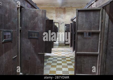 Gefängniszellen im Tuol Sleng war Crimes Genocide Museum in der ehemaligen Schule, die vom Khmer Rouge Regime als Sicherheitsgefängnis in Phnom Pehn, Kambodscha genutzt wird Stockfoto