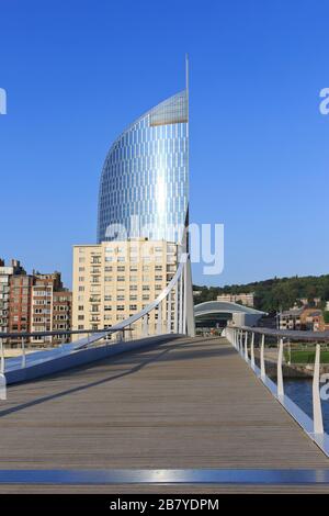 Die 136-m-Büro hochhaus namens Paradise Tower (Tour Paradis) von 2014 in Lüttich, Belgien Stockfoto