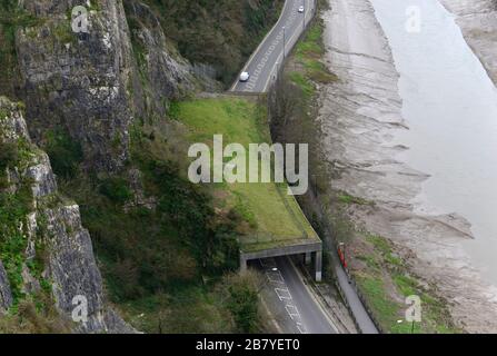 Blick von oben auf die Galerie Felsunterkunft über die Portway Road unter der Clifton Suspension Bridge, Clifton, Bristol, Großbritannien Stockfoto