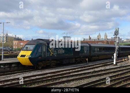 Ein umfunktionierter HST 125-Zug, der für "The Welshman", Geraint Thomas, auf einem lokalen Service nach Taunton am Bahnhof Bristol Temple Meads, Großbritannien, benannt wurde Stockfoto