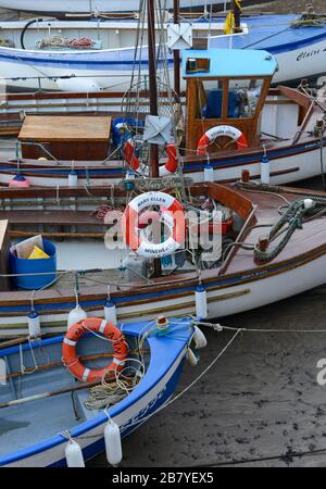 Kleine Boote, die bei Ebbe im Hafen von Minehead, Minehead, Somerset, UK, festgemacht werden Stockfoto